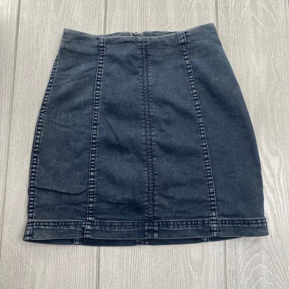 FREE PEOPLE WOMEN'S DARK BLUE DENIM MINI SKIRT SIZE 2 - Picture 1 of 5